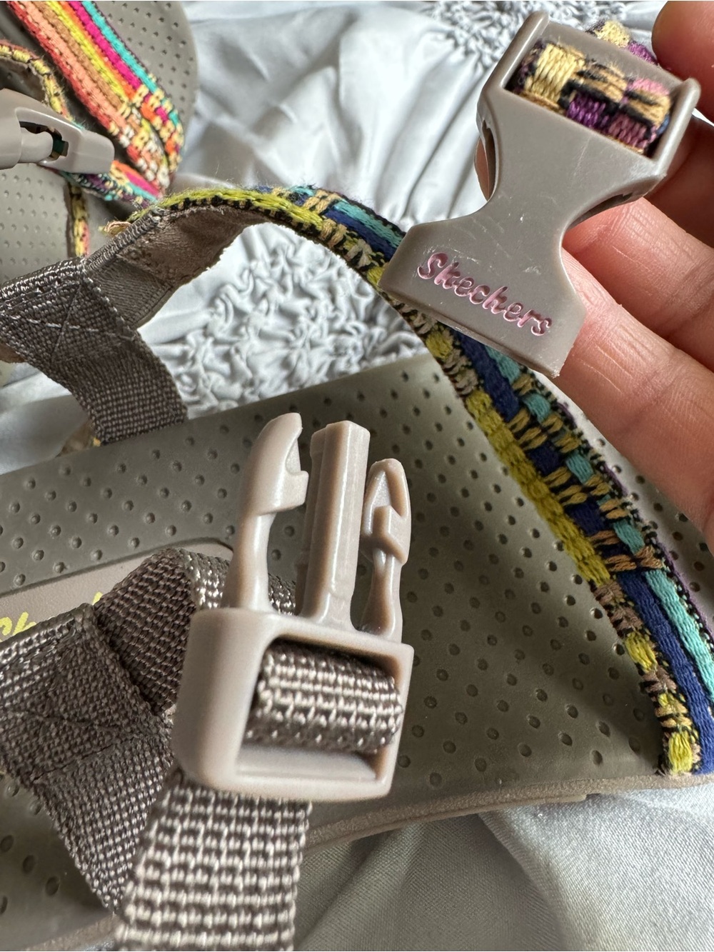 Skechers woman’s Beige Sandals with Multicolor Woven Straps - Picture 12 of 12